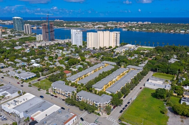 Building Photo - 1970 S Dixie Hwy