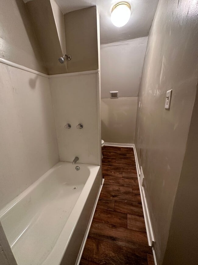 Building Photo - Spacious 5-Bedroom Home with 2 Full Baths, Freshly Rehabbed, Ready to rent