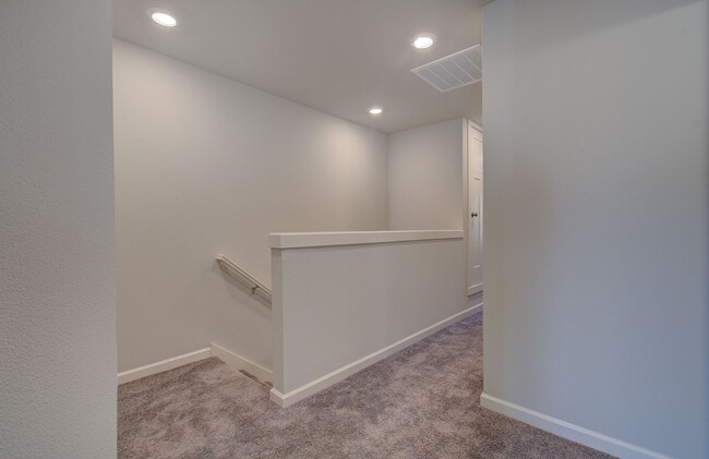 Building Photo - Immaculate Ridgefield Townhome