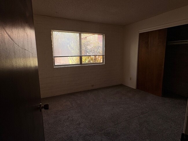 Building Photo - 3708 N Country Club Rd