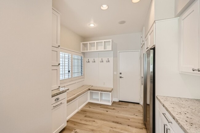 Building Photo - Beautifully Remodeled Townhome in the Cambria Community – Del Mar Heights