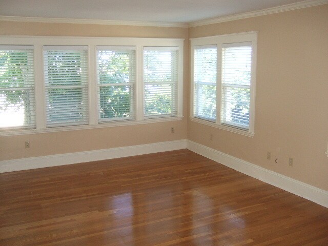 LIVING ROOM OCEAN VIEW - 14 Glover St