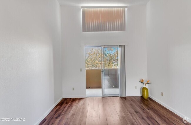 Living area vaulted ceilings - 1810 E Blacklidge Dr