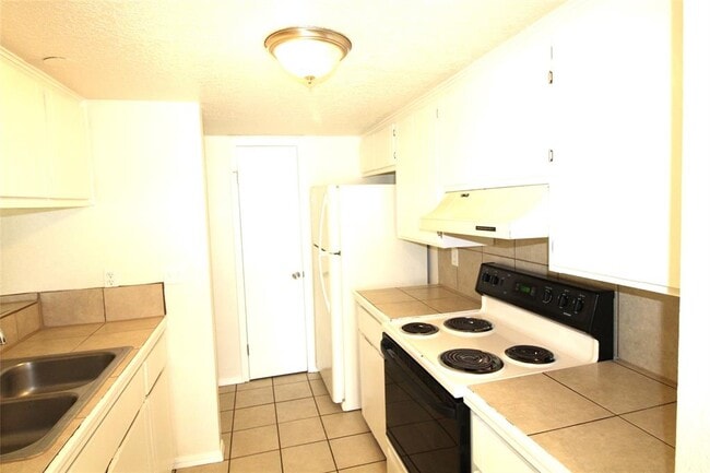 Building Photo - 900 Aspen Ct