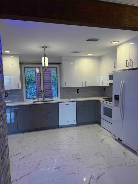 Building Photo - 251 Silleck St