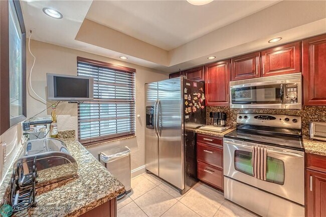 Building Photo - 3850 Oaks Clubhouse Dr