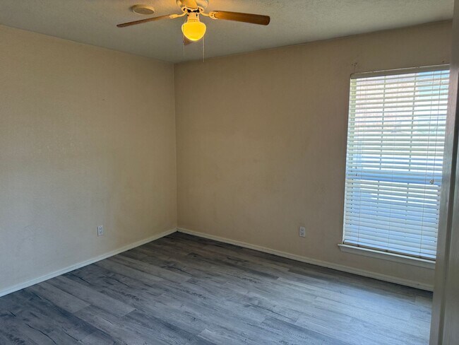 Building Photo - Nice, spacious 3 br, 2 Bath with major kit...
