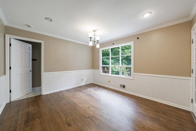 Building Photo - 10565 Shallowford Rd