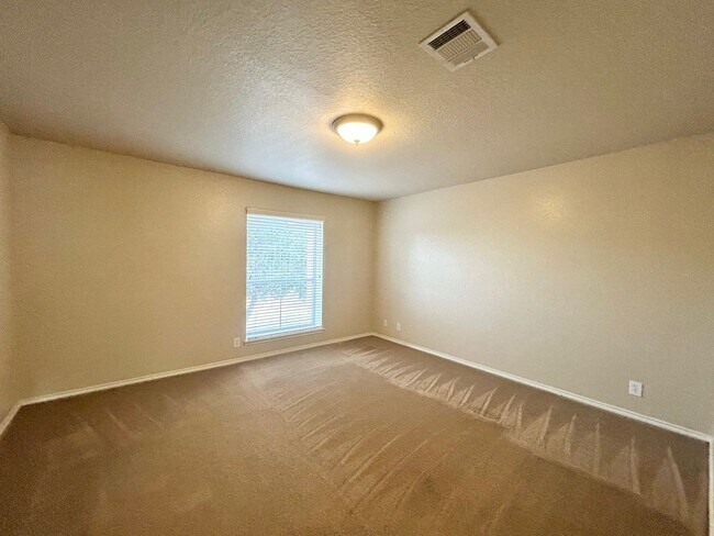 Building Photo - 4 Bedroom / 3.5 Bathroom beautiful house f...