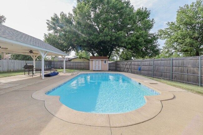 Building Photo - 2 Bed | 3 Bath with In-Ground Pool in Cent...