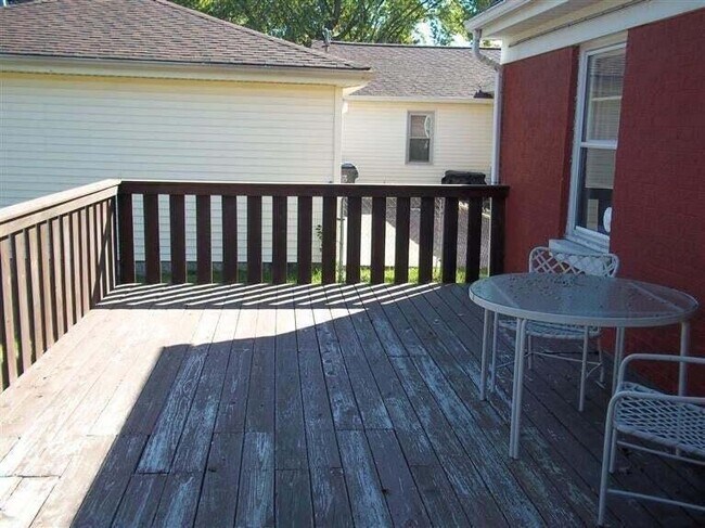 Building Photo - 341 Hollyhill Dr