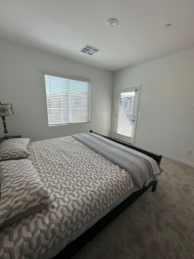 Building Photo - Fully furnished 55+ townhome with attached...