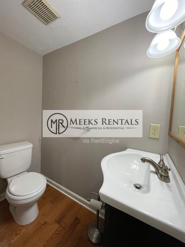 Building Photo - 1002 Fairway Gardens Dr