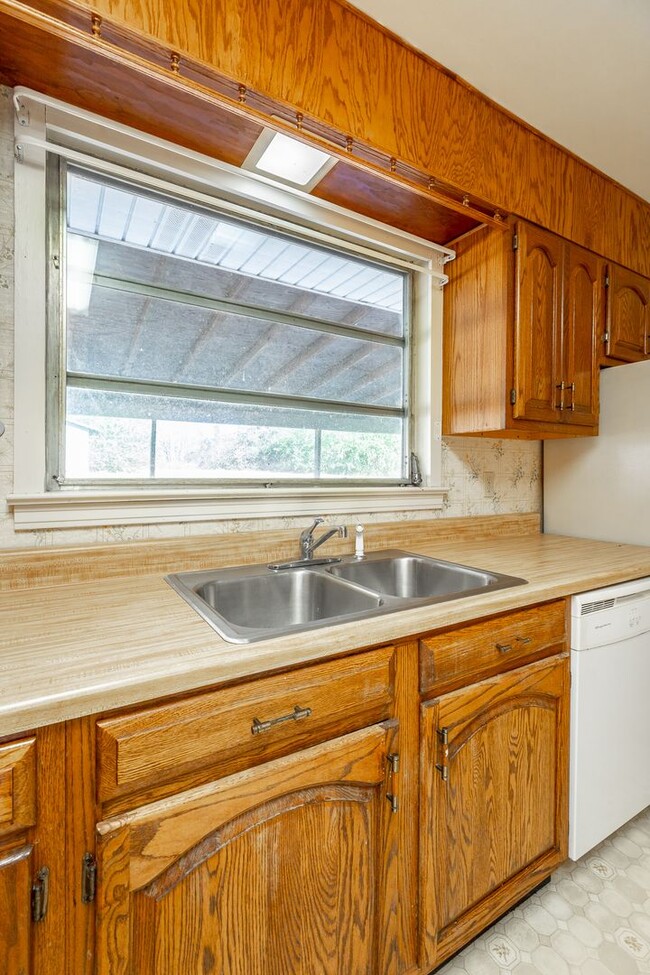 Building Photo - 2 bedroom, 1 bath unit in the heart of Eas...