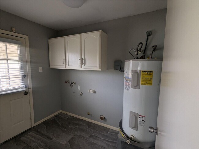 Building Photo - MOVE-IN READY 4 BED/ 2.5 BATH HOME IN MIDD...
