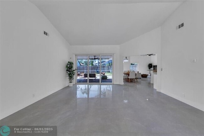 Building Photo - 9585 Carousel Cir S