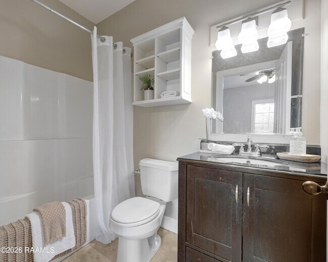 Building Photo - 701 W Taft St