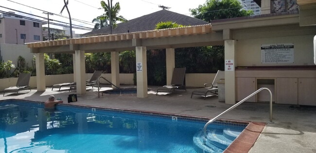 Building Photo - Spacious high floor 1BR/BA, 1pkg & Den - Makiki