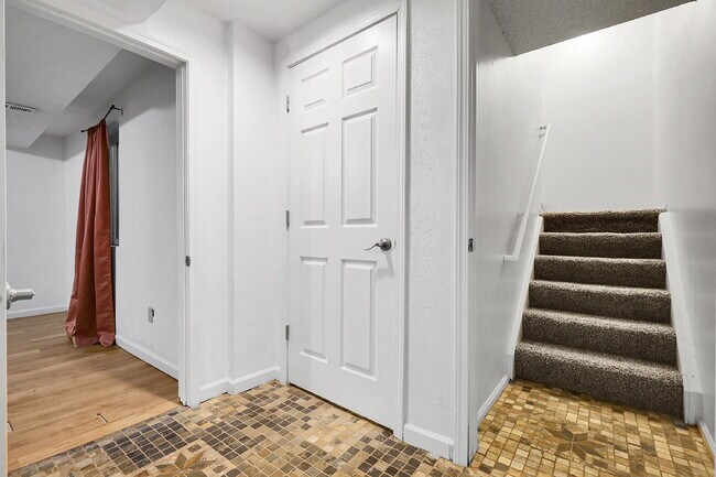 Building Photo - $2,695 - 5 Bed, 4 Bath Townhome in Aurora ...