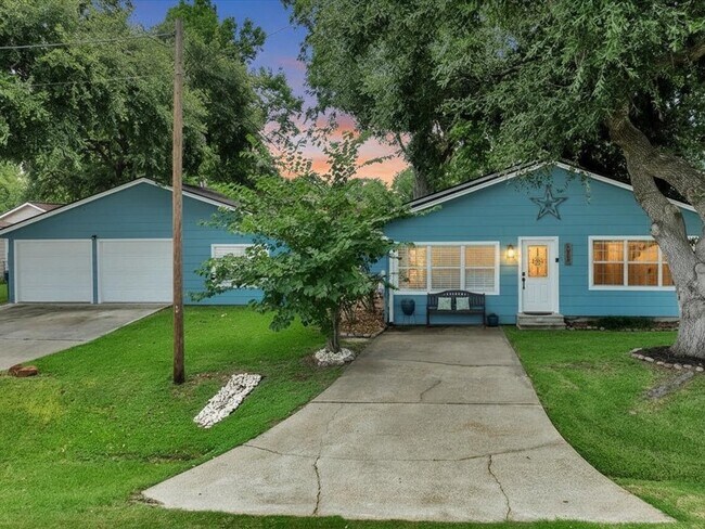 Building Photo - 683 Water View Dr
