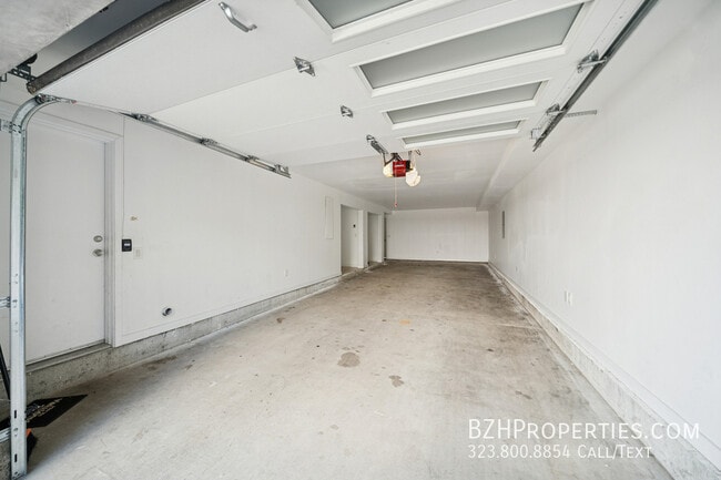 Building Photo - 835 N Harvard Blvd