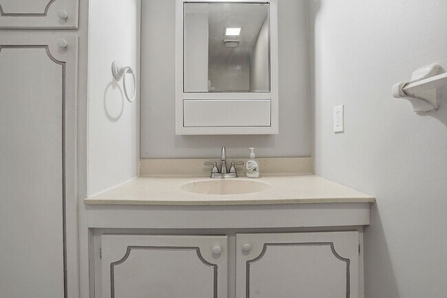 Building Photo - MINUTES to UNC!! 2 Bed 2.5 Bath Townhome - FURNISHED!  $500 Move in Incentive!