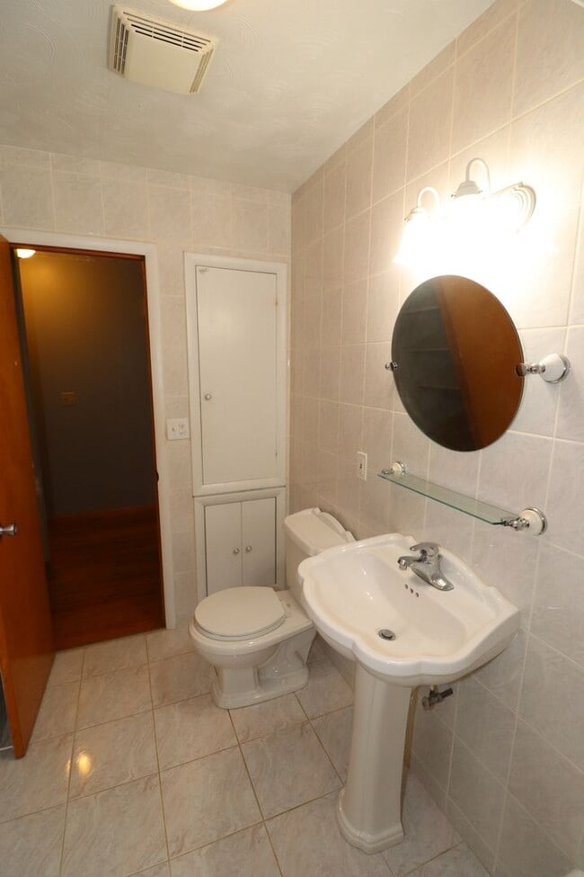 Building Photo - Spacious Home for rent!