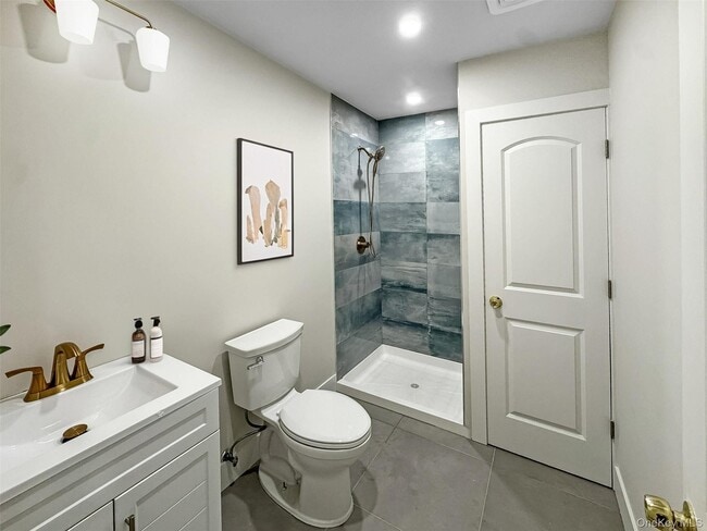 Building Photo - 110 Jericho Tpke