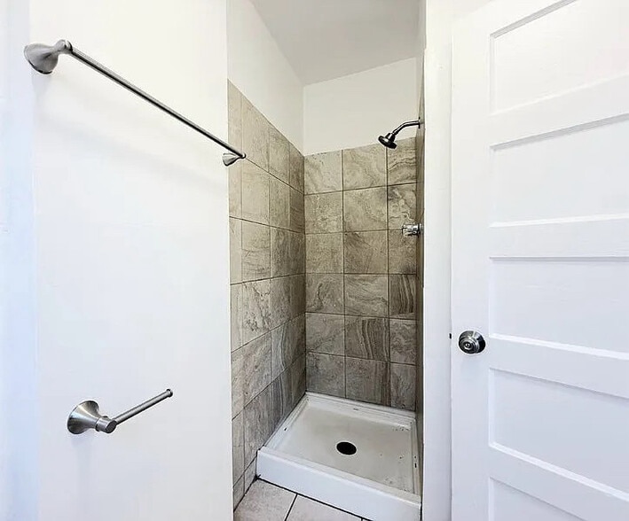 Building Photo - 727 E 81st St