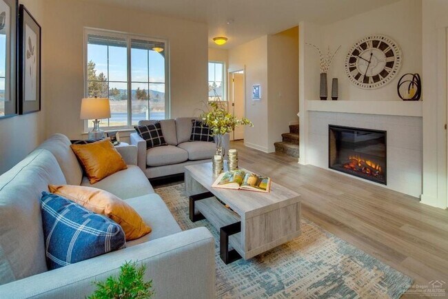 Building Photo - End unit Pahlish Townhome!