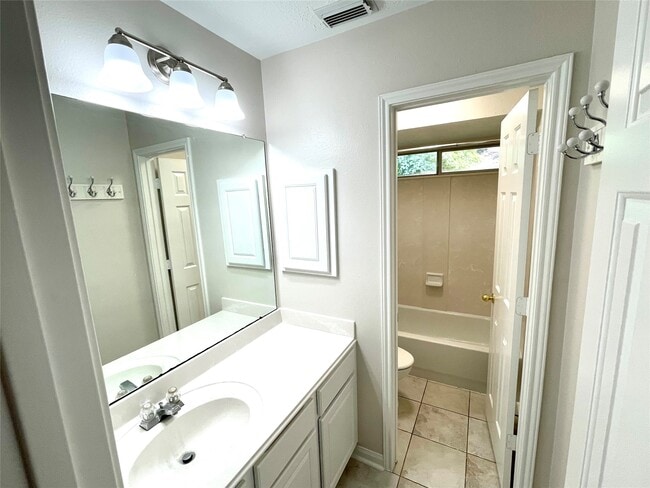 Building Photo - 71 E Hobbit Glen Dr