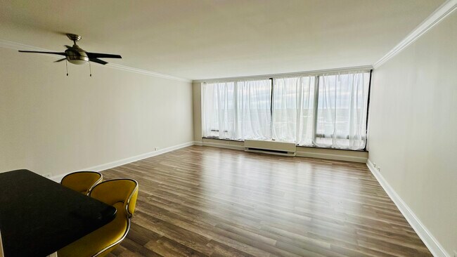 Building Photo - 5445 N Sheridan Rd