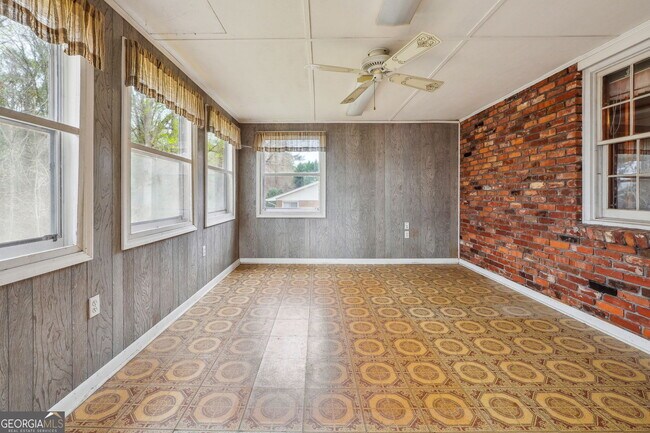 Building Photo - 5140 Lakewood Dr