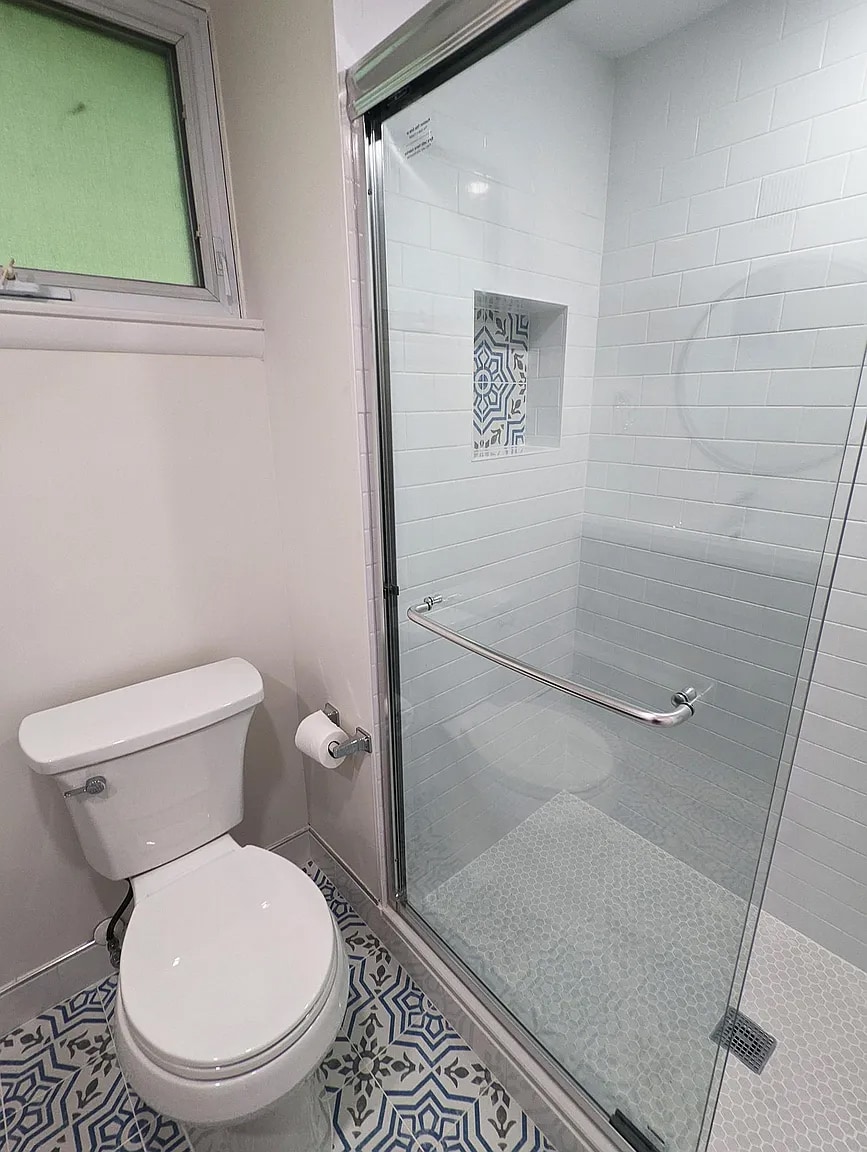 Bathroom - toilet and shower - 14121 Bauer Dr