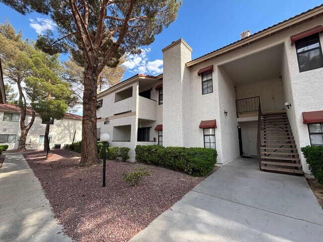 Building Photo - Gorgeous condo is a spacious 2Bed/2Bath un...