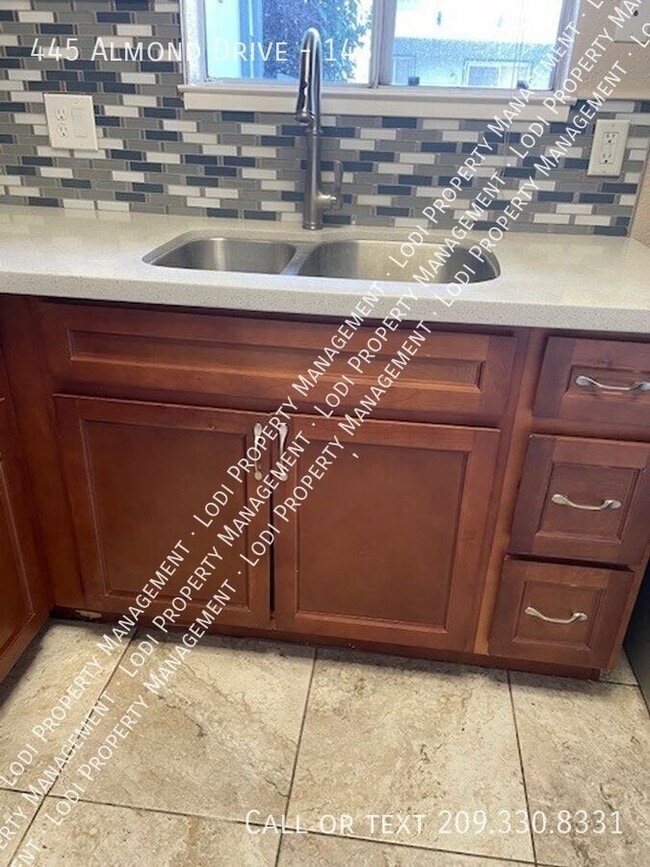 Building Photo - 445 Almond Dr