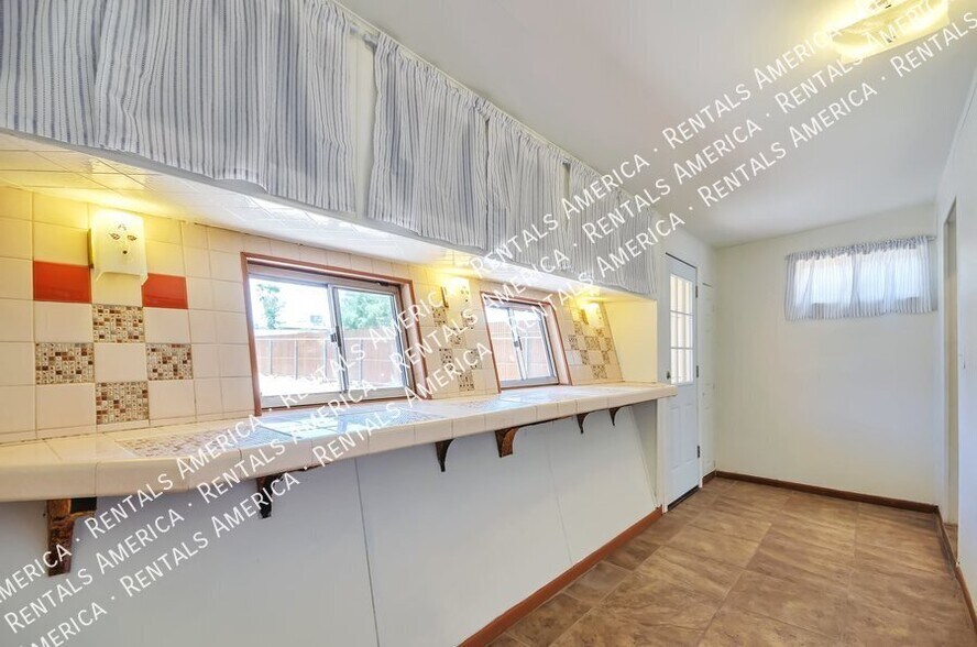 Building Photo - 1520 E Silver St