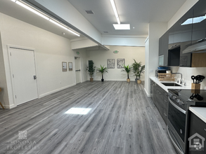 Building Photo - Updated 2BD/1BA Live/Work Loft-Style Apart...