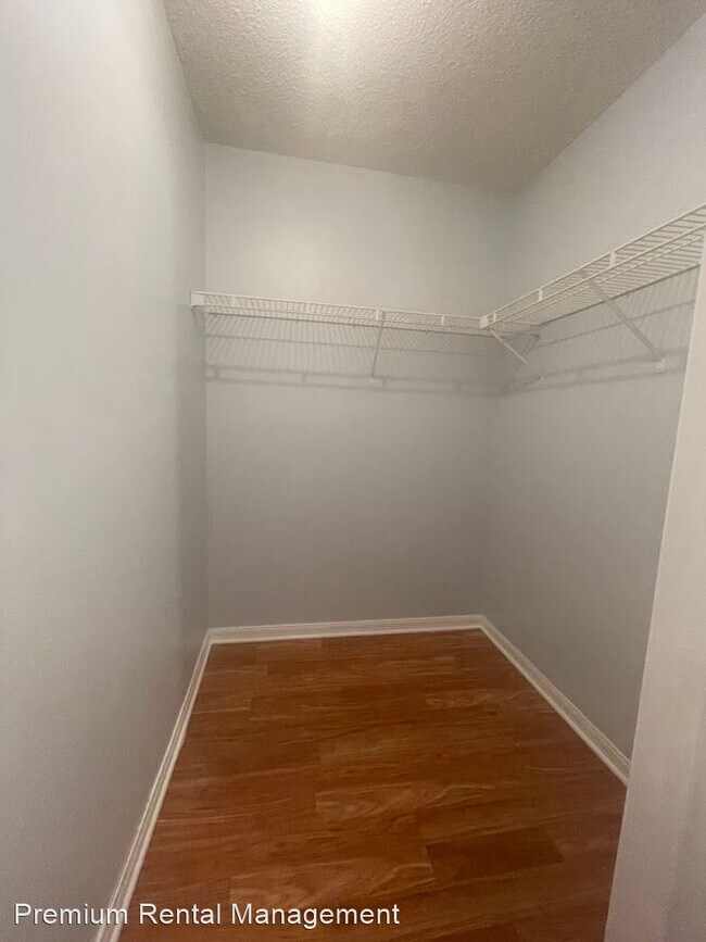 Building Photo - 2 br, 1 bath House - 6118 Westgate Dr #104