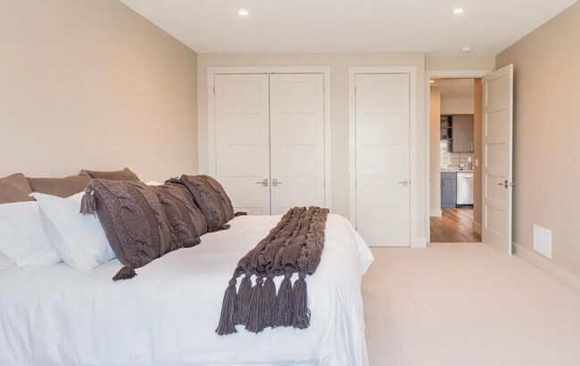 Building Photo - 1 bedroom condo, located steps from all of...