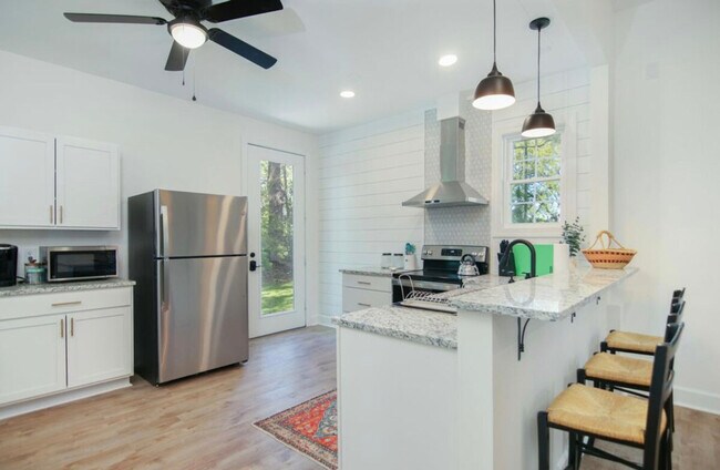 Building Photo - 452 Riverland Dr