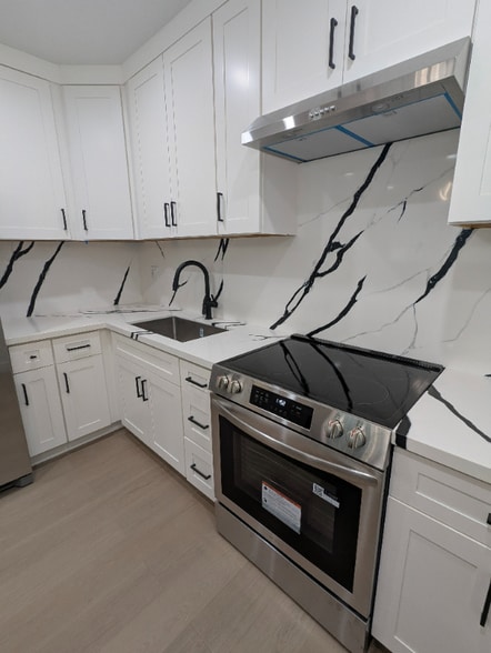 Building Photo - 11030 Moorpark St