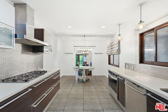 Building Photo - 5995 Saturn St