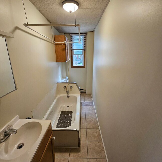 Building Photo - MOTIVATED OWNER JUST LOWERED RENT!  1 Bedroom Apartment on First Floor!