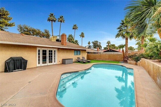 Pool - 3112 La Mesa Dr
