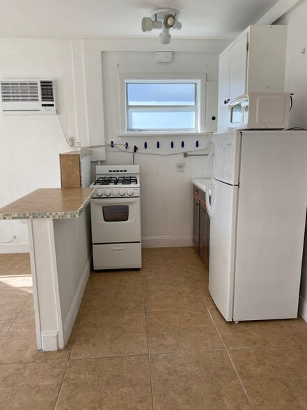 Building Photo - 924 N 16th Ave