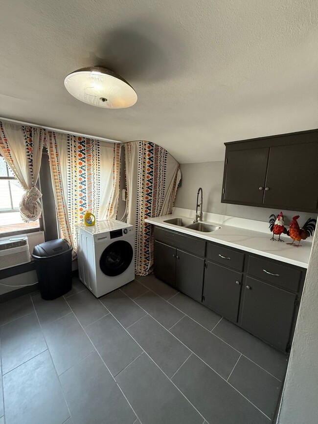 Building Photo - 2nd floor unit with Furnished or Unfurnish...