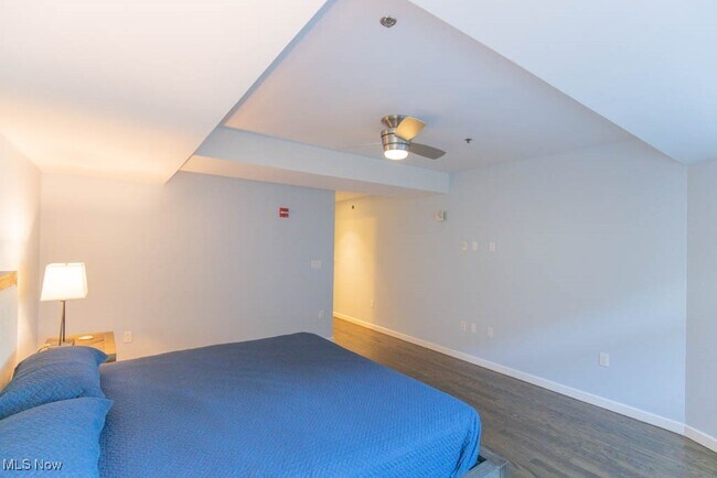 Building Photo - 701 W Lakeside Ave