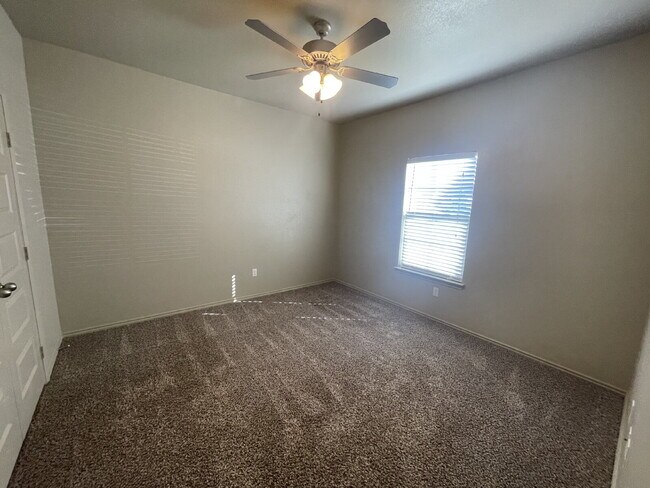 Building Photo - Townhome Located West Of Milwaukee Near Take-Out & Walmart!