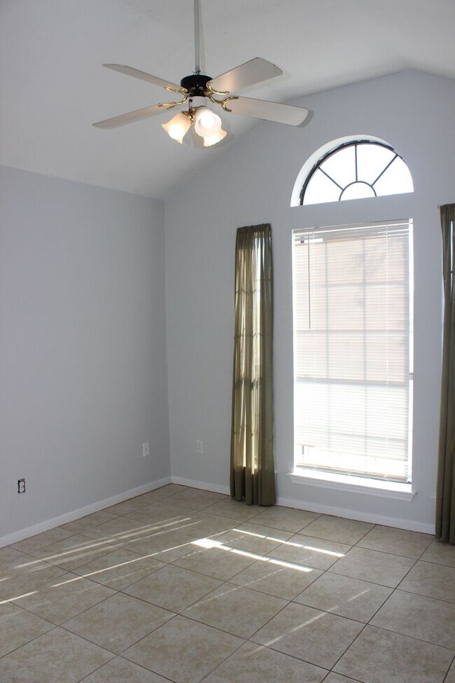Building Photo - Charming 3-Bedroom Home in Jamesway Addition – Available Now!